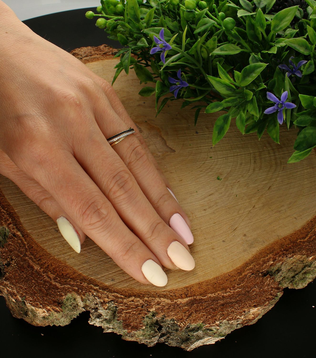 Złoty pierścionek obrączka biel i czerń pr333 PI 6071 333. Modna obrączka.  Przepiękny pierścionek, który został ozdobiony błyszczącymi cyrkoniami w kolorze czarnym i białym.Na prezent (2).jpg